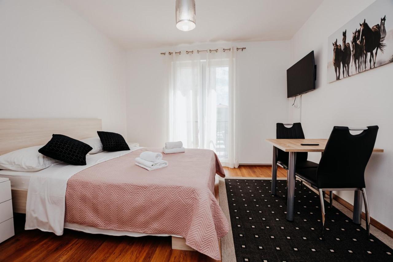 Double And Single S Apartments Zadar Bagian luar foto