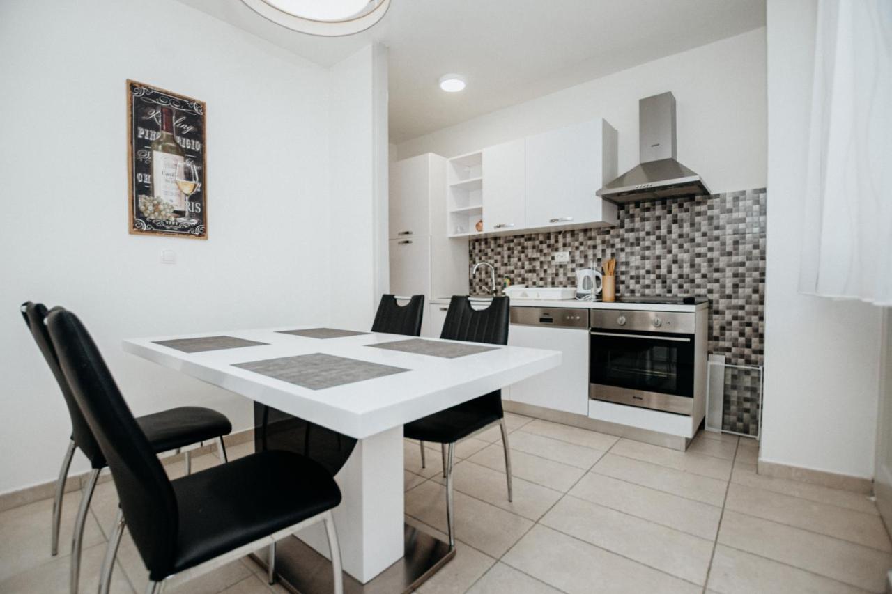 Double And Single S Apartments Zadar Bagian luar foto