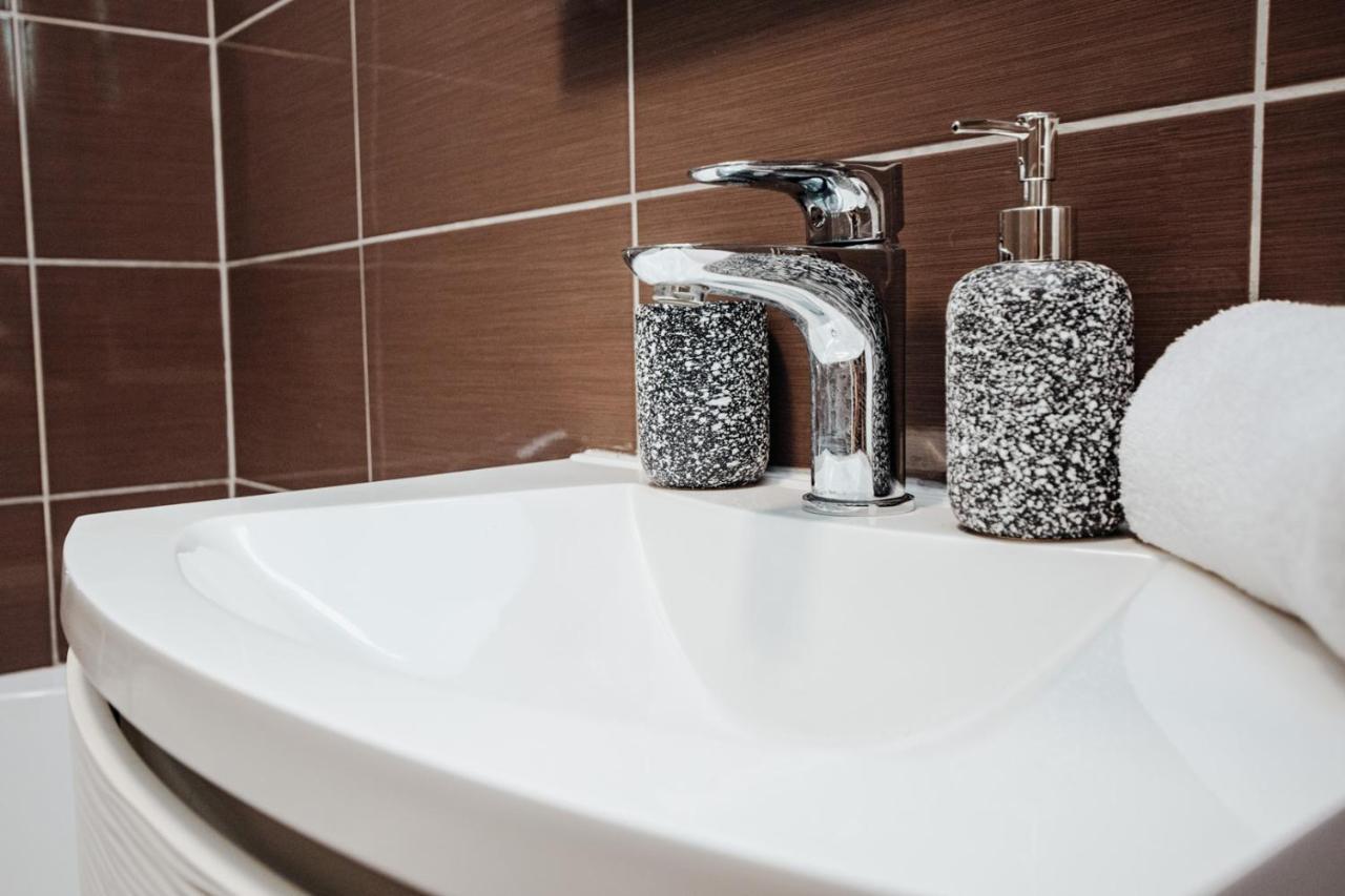 Double And Single S Apartments Zadar Bagian luar foto
