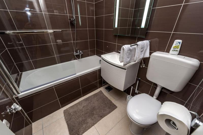 Double And Single S Apartments Zadar Bagian luar foto